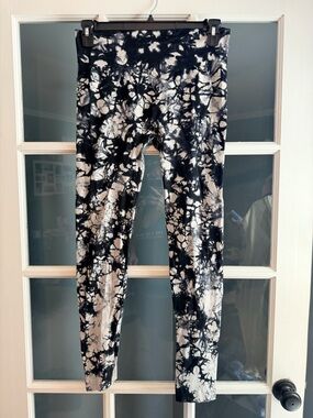 Xhilaration Black and White Tie-Dye leggings